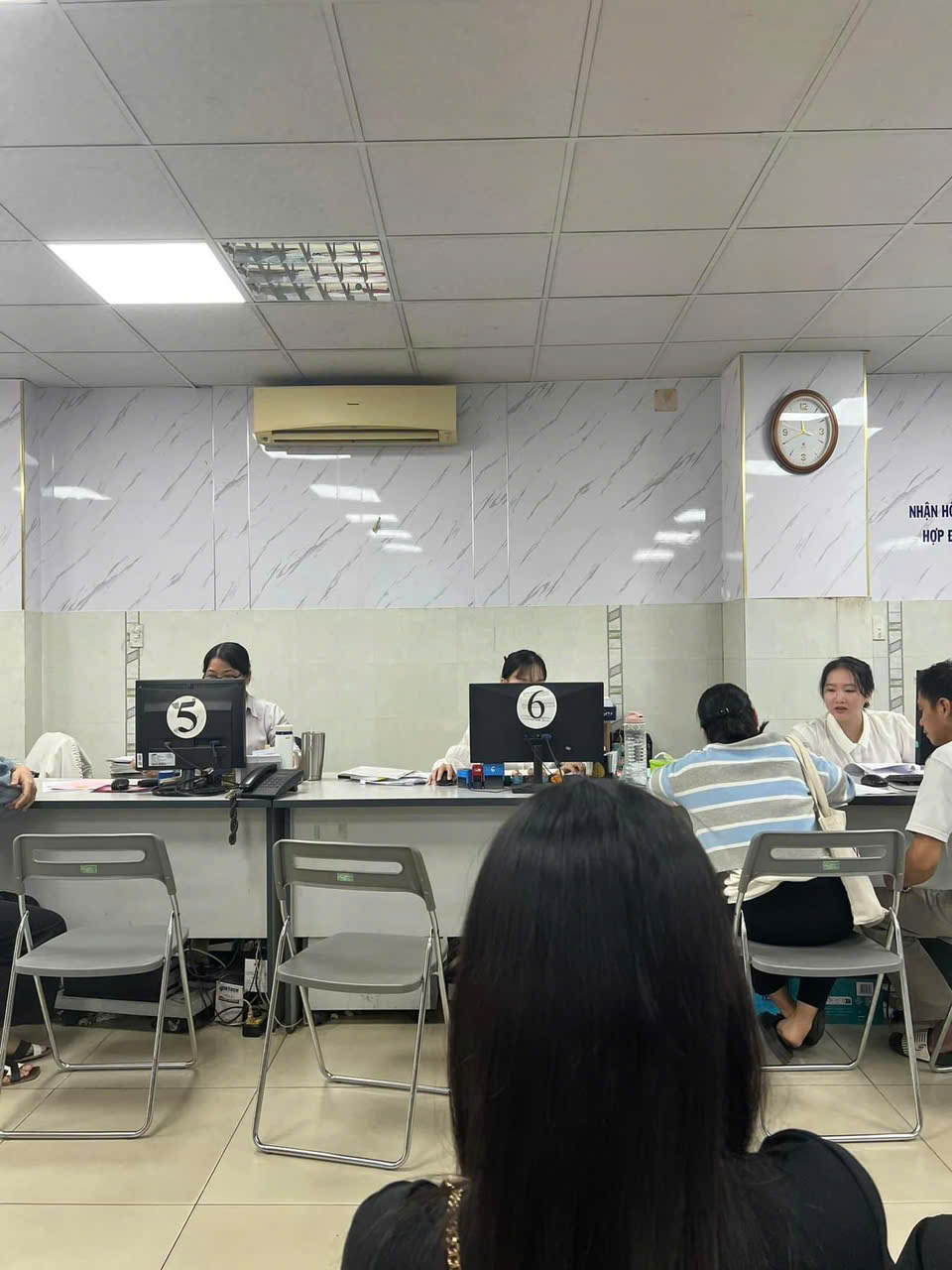 thủ tục sang tên sổ đỏ cần ra phòng công chứng làm hợp đồng chuyển nhượng